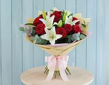 Букет цветов из:  Лилии и Розы в Беслане