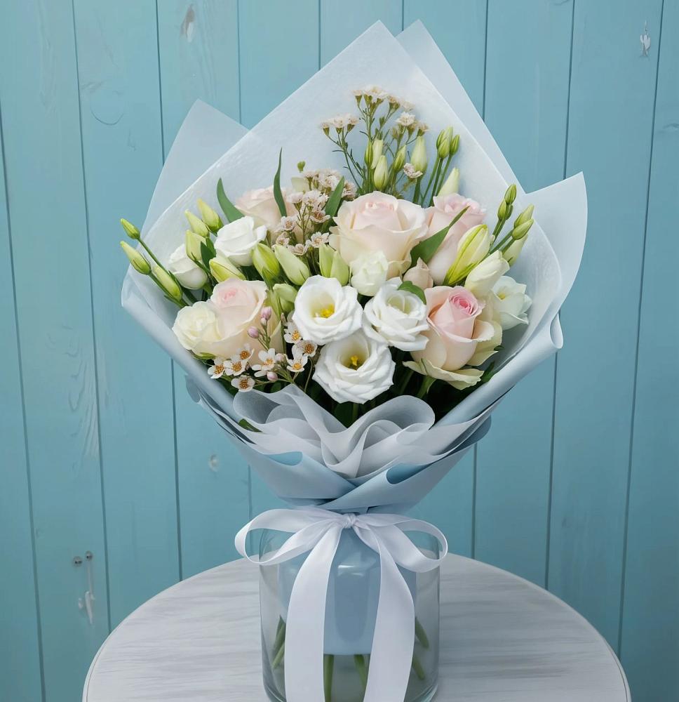 Букет цветов из: Розы и Лизиантусы в Беслане