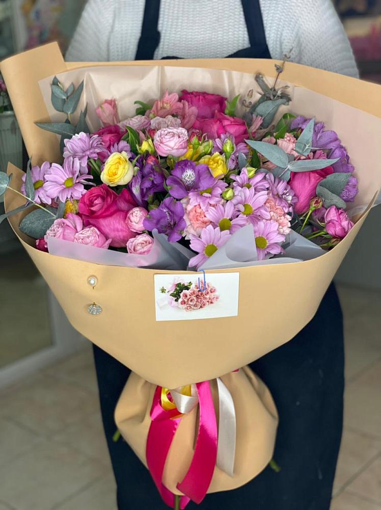 Букет цветов из: Хризантемы, Гвоздики и Альстромерии в Беслане