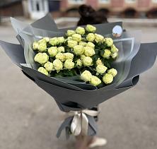 Букет Белые кустовые розы Солинеро в Беслане
