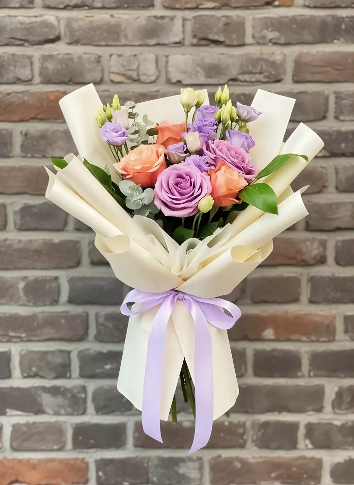 Букет цветов из: Лизиантусы и Розы в Беслане