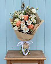 Букет цветов из:  Альстромерии, Лизиантусы, Розы и Хризантемы в Беслане