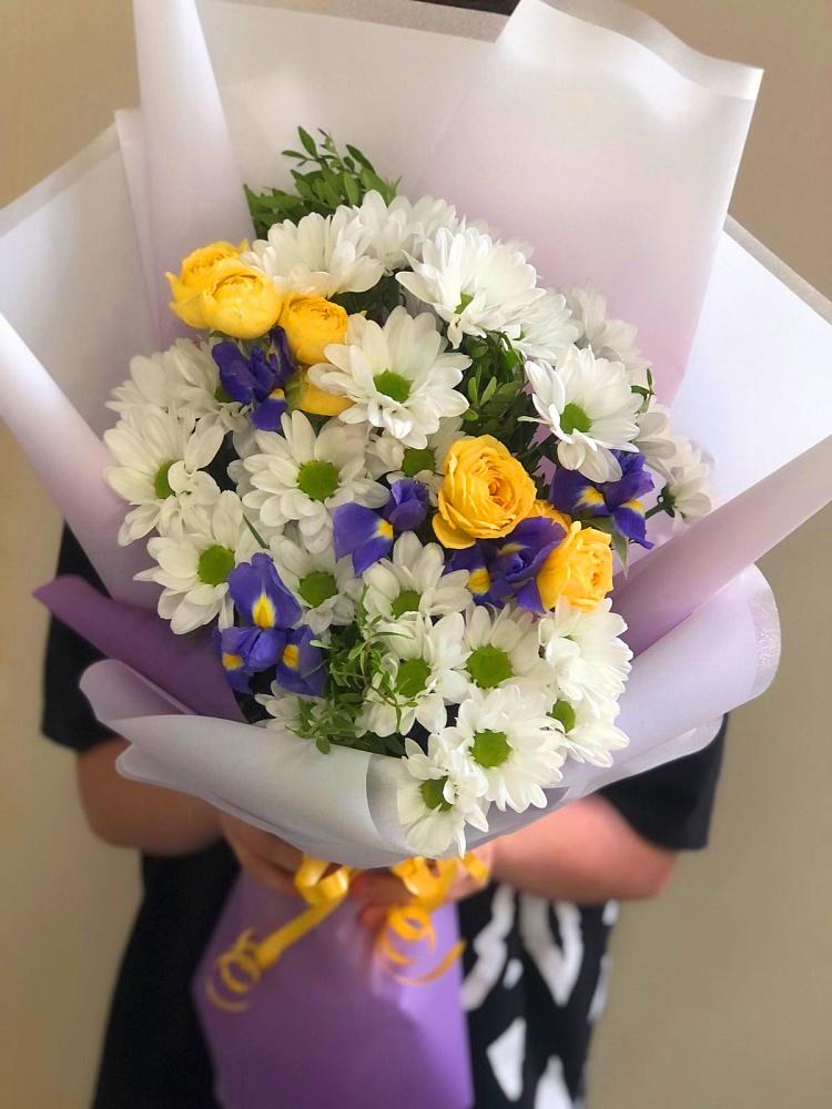 Букет цветов из: Ирисы, Хризантемы и Розы в Беслане
