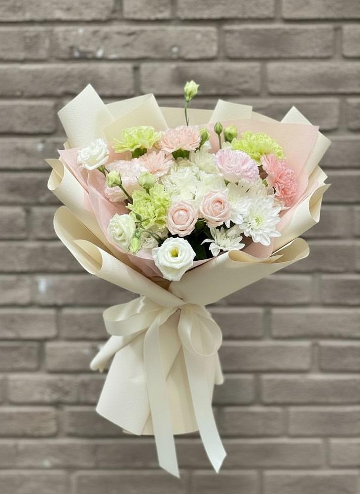 Букет цветов из: Гвоздики, Розы, Лизиантусы и Хризантемы в Беслане