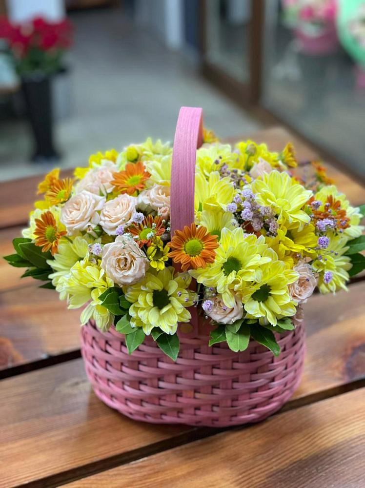 Цветочная композиция из Хризантемы и Розы в корзине в Беслане