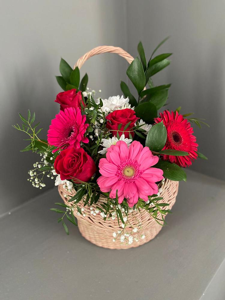 Цветочная композиция из Розы, Хризантемы и Герберы в корзине в Беслане