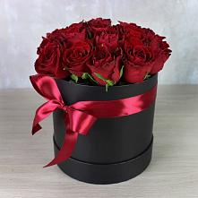 Цветочная композиция из Розы в шляпной коробке в Беслане