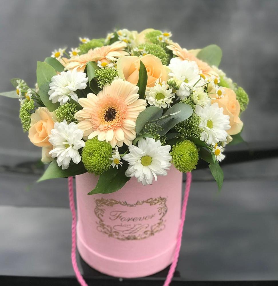 Цветочная композиция из Розы, Герберы и Хризантемы в шляпной коробке в Беслане