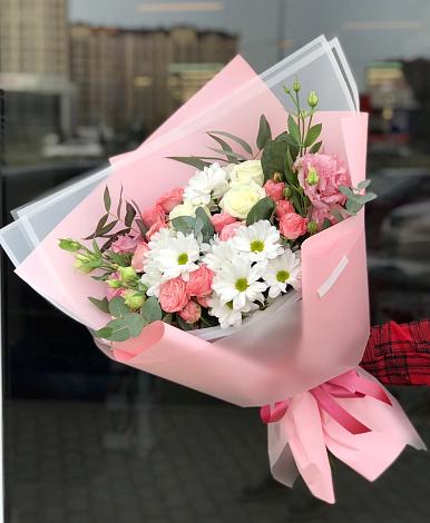 Букет цветов из: Розы, Лизиантусы и Хризантемы в Беслане