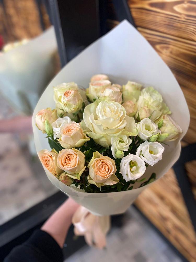 Букет цветов из: Розы и Лизиантусы в Беслане